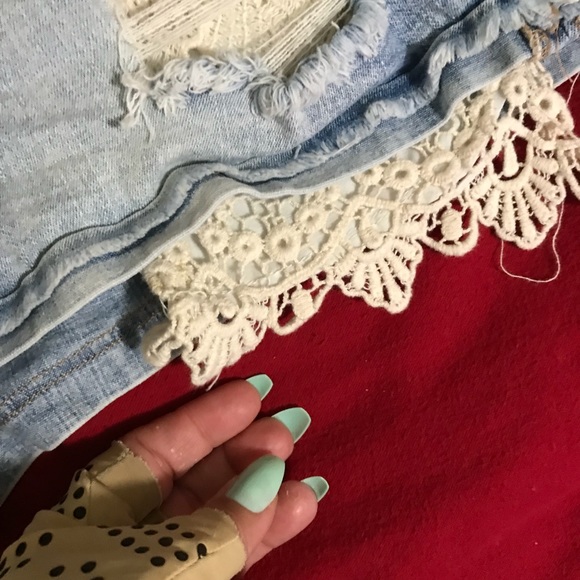 Belted short jean shorts with crochet embellished - Picture 3 of 10